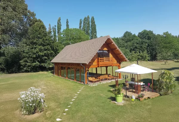 Pool house en bois Lenoir Bois avec espace détente à l’étage, inspiré du modèle Bessin