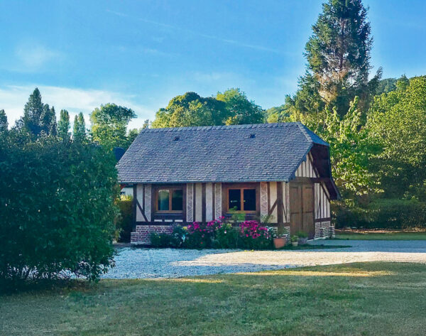 Dépendance en bois avec queue de geai et extension bûcher, inspirée du modèle Bocage Lenoir Bois