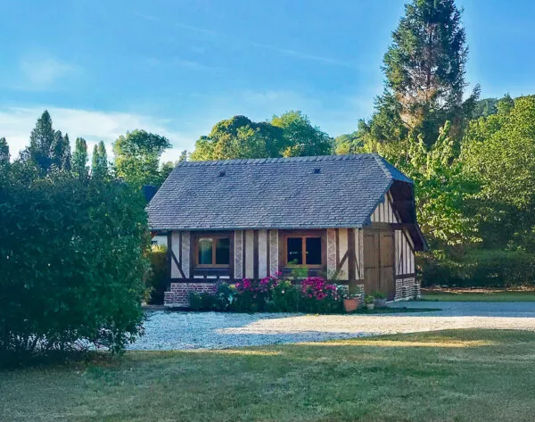 Dépendance en bois avec queue de geai et extension bûcher, inspirée du modèle Bocage Lenoir Bois