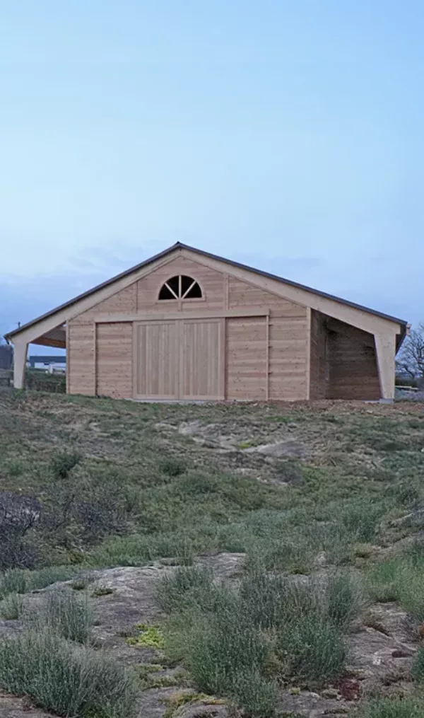 Écurie en bois sur-mesure au design épuré Lenoir Bois