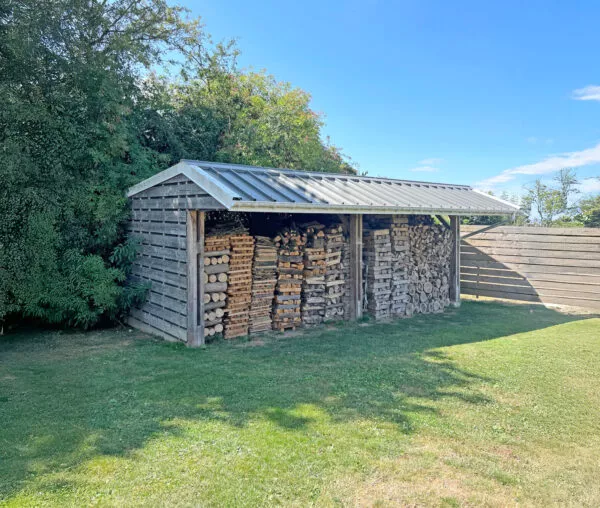 Abri pour stockage de bois de chauffage inspiré du modèle mini-hangar Granville Lenoir Bois