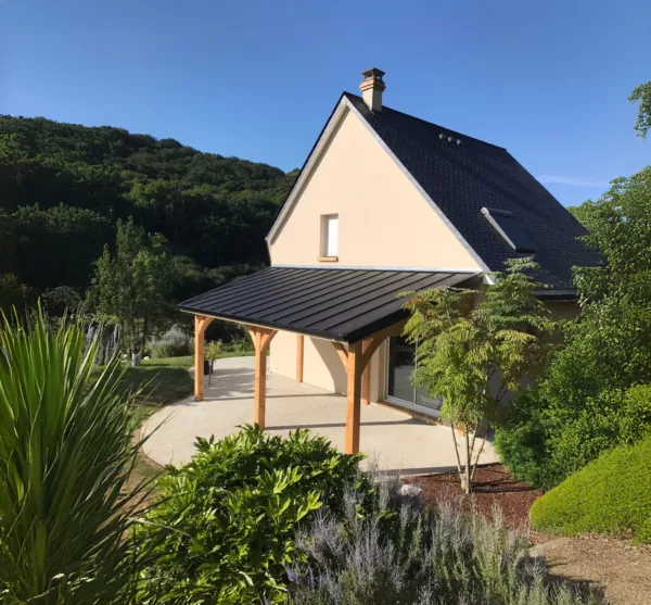 Pergola monopente en bois adossée en pignon de maison