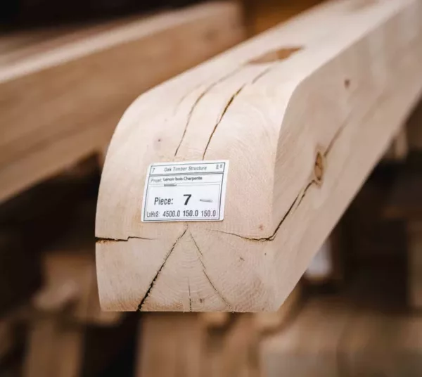 Pièce de bois en chêne Lenoir Bois, fabricant de structures en bois sur-mesure, Normandie