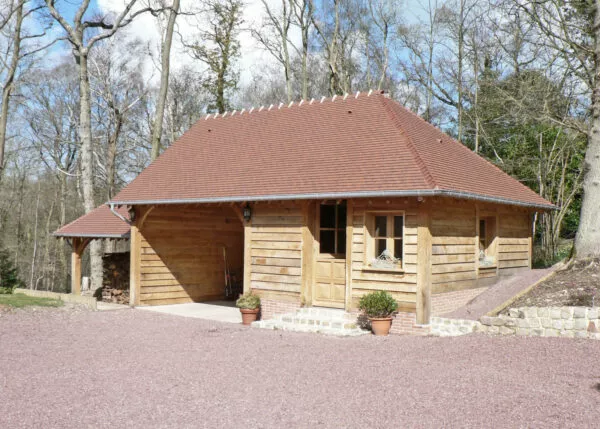 Dépendance en bois sur-mesure avec garage et atelier peinture Lenoir Bois