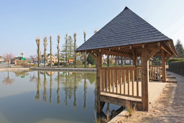 Charretterie d’observation Lenoir Bois en surplomb de plan d’eau