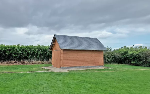 Abri de jardin de grande taille avec bardage en Douglas Lenoir Bois, inspiré du modèle Coutance